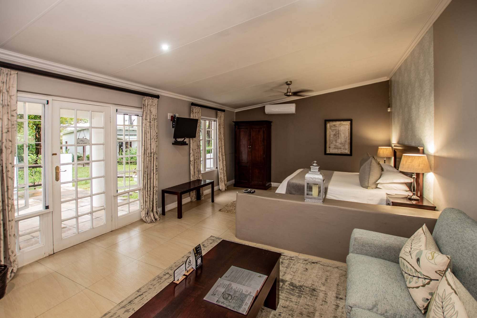 Cashew Luxury Suite Interior 1 scaled 1